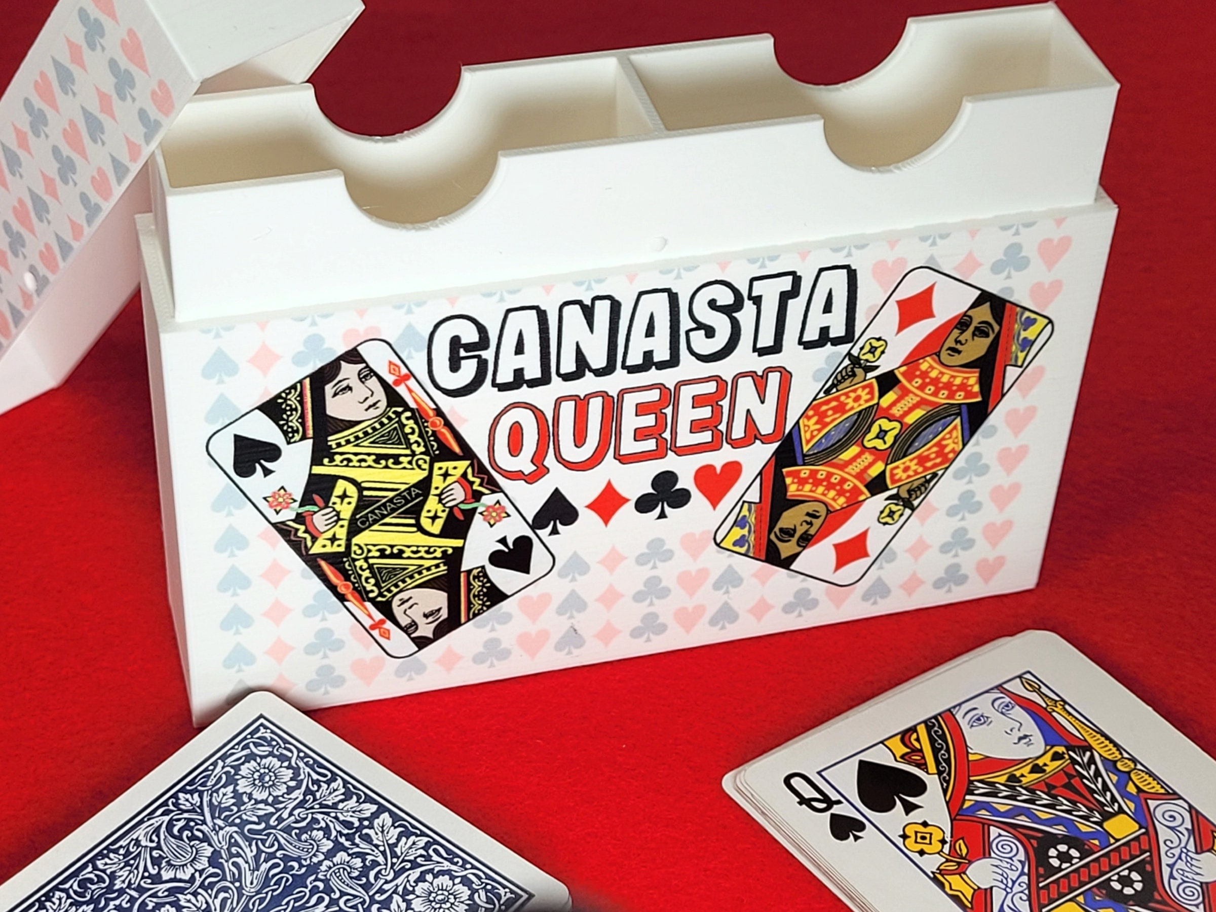 Canasta Queen Playing Card Box that features 4 queens from a deck of cards with a backdrop of pips (hearts, clubs, diamonds and spades) - Image 6
